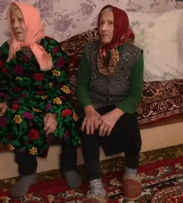 97-річні сестри-близнючки займаються пасікою на Хмельниччині