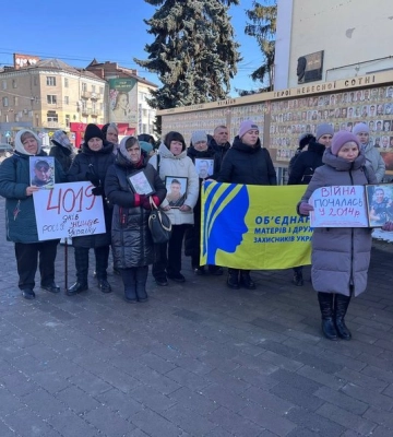 Сім'ї загиблих учасників АТО/ООС зібралися на акцію в Луцьку: люди просять про підтримку