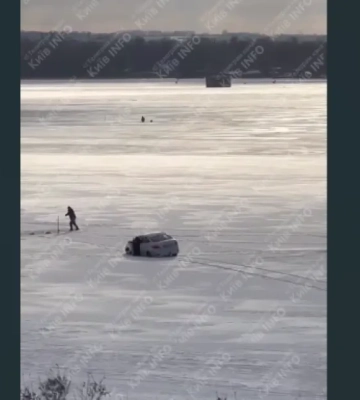 В Киеве водитель утопил в Днепре машину. ВИДЕО
