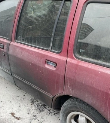 На Троещине в Киеве женщина подожгла мусор и положила под припаркованный автомобиль, фото