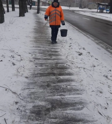 Вночі Дніпро охопив сніг: в якому стані дороги та тротуари
