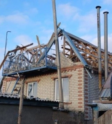 Ворог уночі обстріляв Зеленівку на Херсонщині - пошкоджені електромережі та будинки