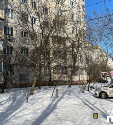 У Кременчуці біля багатоповерхівки знайшли мертвого чоловіка
