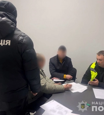 У Житомирі правоохоронці затримали «ділка», який обіцяв військовозобов’язаним організувати виїзд за кордон