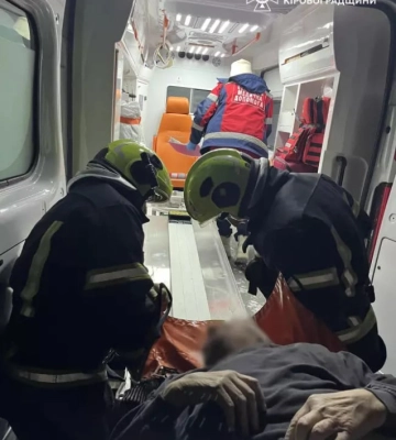 У Кропиницькому рятувальники допомогли транспортувати важкохвору жінку в автомобіль "швидкої"