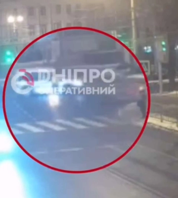 В центре Днепра курьер Glovo на электросамокате врезался в Ford: видео момента ДТП