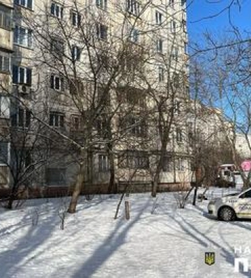 У Кременчуці біля багатоповерхівки знайшли мертвого чоловіка