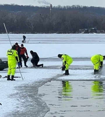 У Києві водій вирішив перевірити кригу Дніпра на міцність і став пішоходом