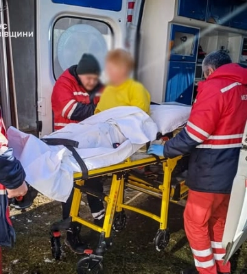 На Самбірщині жінка самотужки гасила пожежу сухої трави й сильно попеклася