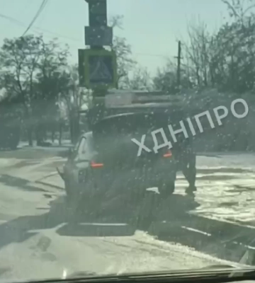 Влетів у стовп, що стояв перед зупинкою: у Дніпрі BMW влаштував ДТП