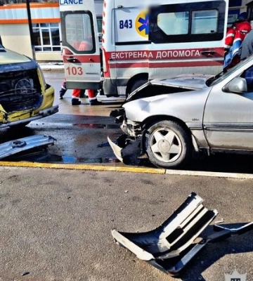 Під Києвом водій легковика в’їхав у зупинку та врізався у маршрутку