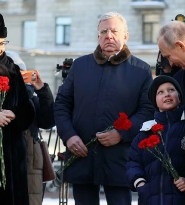 «Шапка, як у членів політбюро». Соцмережа висміяла образ Собчак під час зустрічі з Путіним