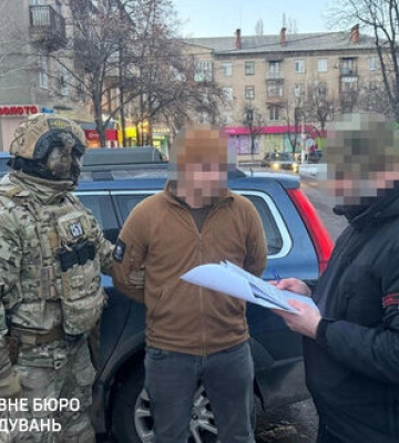 Вимагав гроші у знайомої та видавав себе за працівника СБУ: затримано військового у Слов’янську, - ДБР. ФОТО