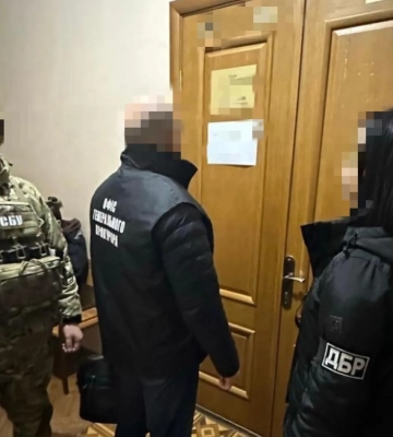 Рейдерство у Дніпрі: суддя привласнив орендовану квартиру, СБУ та ДБР викрили злочинця