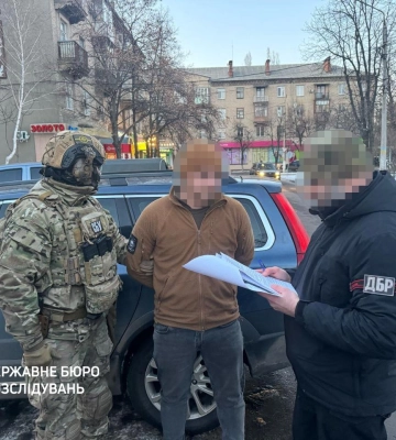 Вимагав гроші у знайомої та видавав себе за працівника СБУ: затримано військового у Слов’янську, - ДБР. ФОТО