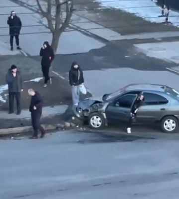 У Луцьку сталася ДТП на Відродження, одне авто від удару вилетіло на тротуар