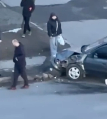 У Луцьку сталася ДТП на Відродження, одне авто від удару вилетіло на тротуар