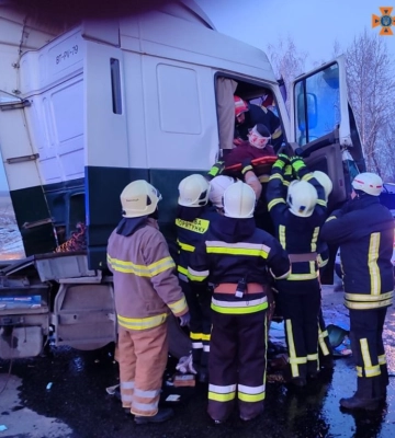 Водіїв «вирізали» з розтрощених кузовів: на Франківщині сталась кривава ДТП (ФОТО)