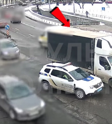 В Киеве наказали водителя грузовика, который остановился на перекрестке — видео