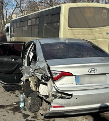 У Києві покарали водія вантажівки, який зупинився на перехресті — відео