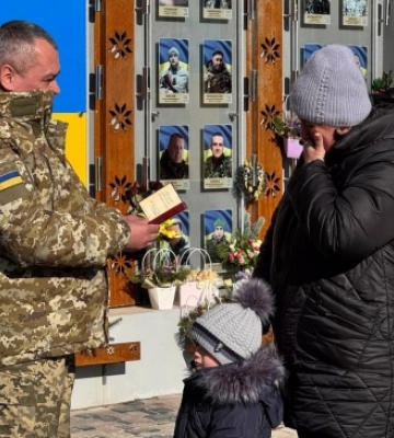 Рідним вручили орден "За мужність" загиблого військового з Рівненщини Рідним вручили орден "За мужність" загиблого військового з Рівненщини