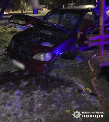 У Черкасах водій “Мерседесу” зніс електроопору. Є постраждалі