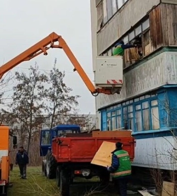 У Павлограді комунальники виявили бабусю під завалами сміття у власній квартирі