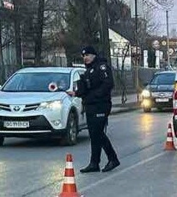 Вночі поблизу Львова водій на смерть збив чоловіка і втік з місця ДТП