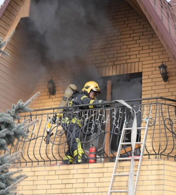 На Волині у будинку через свічку спалахнула пожежа – постраждала бабуся (Відео)