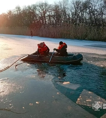 На Дніпропетровщині під кригу провалилися двоє чоловіків: одного потонулого виявили в 20 метрах від берега