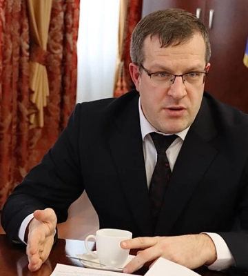 Експрокурор Хмельниччини, який втрапив в «інвалідний» скандал, задекларував велику зарплату