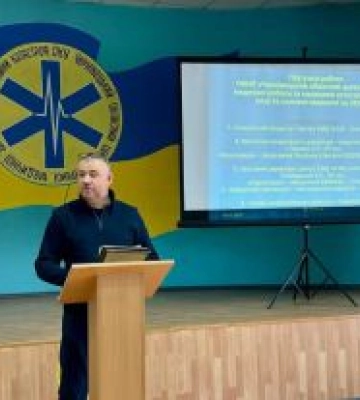 Центр екстренної медичної допомоги допомагає цивільним та війську
