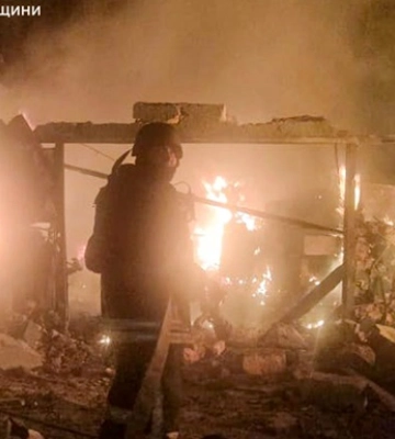 У Херсоні окупанти вдарили по житловому кварталу, є жертви та руйнування