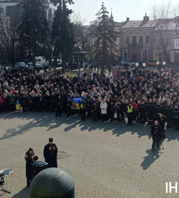 В Івано-Франківську в Національний день молитви вшановували Героїв, які віддали своє життя за Україну (фоторепортаж)