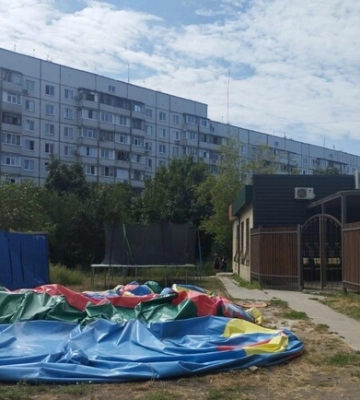 На Салтівці жінка захопила землю та відкрила кафе і майданчик з батутами