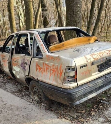 14 покинутих автівок у Львові переїжджають на штрафмайданчик. Опрацьовують ще сто