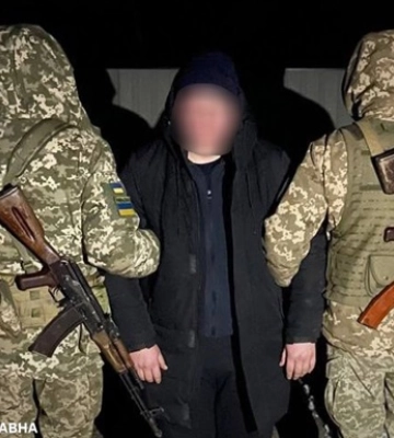 Пограничники спасли уклониста, который бродил среди минных полей и болот