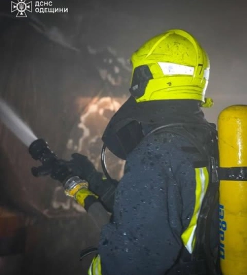 В Одесі гасили пожежу в багатоповерхівці: врятована дівчина (фото, відео)