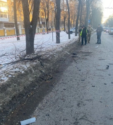 Окупанти атакували безпілотником автомобіль у Сумах: двоє поранених
