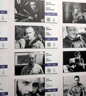 У Дніпрі на треті роковини повномасштабного вторгнення відкрилася фотовиставка "Янголи спорту"