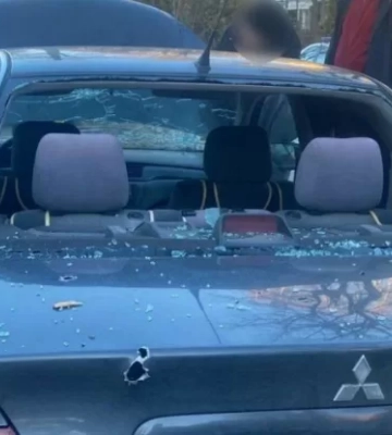 Окупанти атакували безпілотником автомобіль у Сумах: двоє поранених
