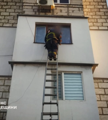 У місті під Одесою з задимленої квартири врятували дитину 