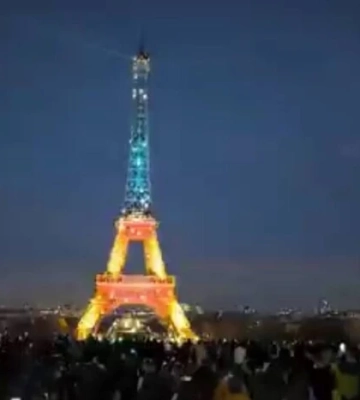 Ейфелеву вежу підсвітили кольорами прапору України (відео)