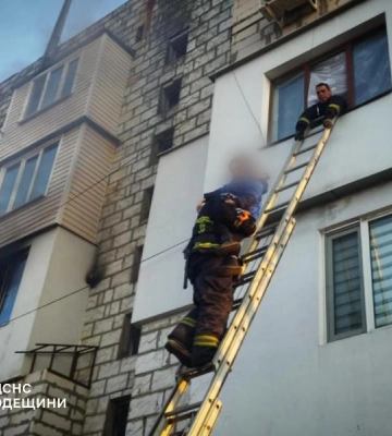 На Одещині спалахнув багатоповерховий будинок