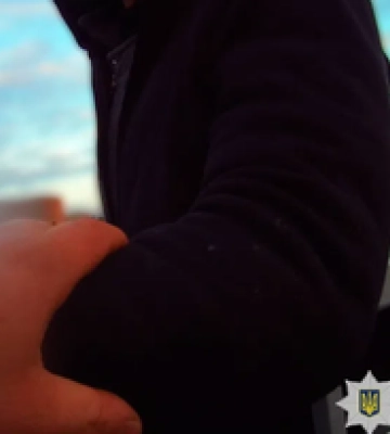 У Кременчуці поліцейські врятували чоловіка, який хотів стрибнути з мосту