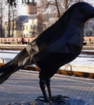 На залізничному вокзалі на Кіровоградщині встановили скульптуру грака