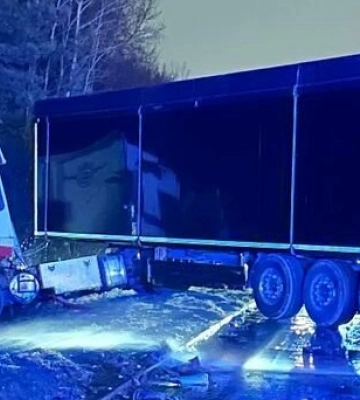 Внаслідок зіткнення мікроавтобуса та вантажівки на Львівщині травмовано двоє людей