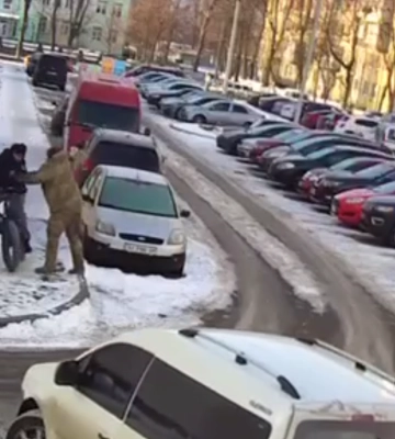 У Харкові люди у військовій формі &quot;вирубили&quot; велосипедиста і забрали у бус