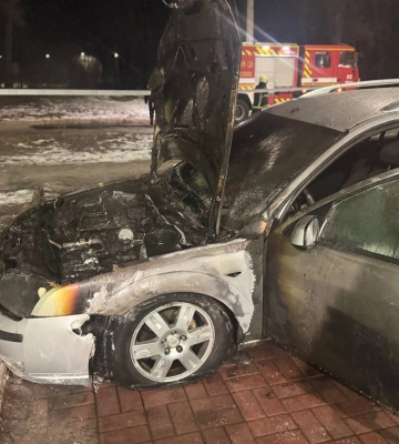 Поліцейські затримали чоловіка, який напередодні підпалив автомобіль у Черкасах (ВІДЕО)