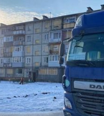 У Полтаві, на Браїлках починають встановлювати вікна в пошкоджених ракетою будинках